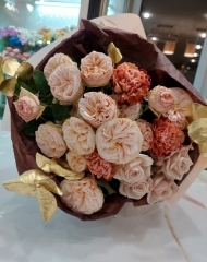 Букет с пионовидными розами Джентл Трендсеттер , гвоздиками Брауни и эвкалиптом