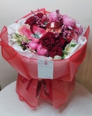 Букет с пионовидными розами Сильва Пинк, анемонами, ранункулюсами, илексом, альстромерией