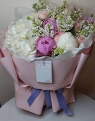 Букет из пионов, гортензии, сирени и роз