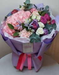 Букет с гортензией, розами различных сортов, гвоздиками и эвкалиптом