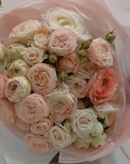 Букет с ранункулюсами и розами различных сортов