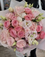 Букет из роз разных сортов и эустомы