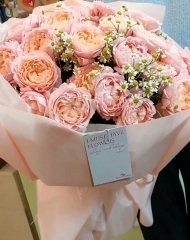 Букет из пионовидной розы Джульетта и ромашки