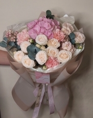 Букет с гортензией, розами и гвоздикой