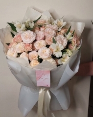 Букет из пионовидных роз и альстромерии