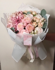 Букет с гортензией, розами и эвкалиптом