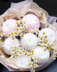 Букет из хризантем и ромашек