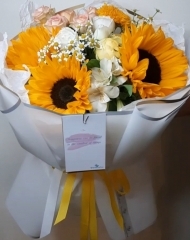 Букет с подсолнухами, розами, альстромерией и ромашками