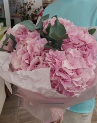 Букет из гортензии и эвкалипта