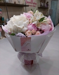 Букет с гортензией, пионами, розами и альстромерией