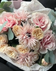 Букет с французскими и пионовидными розами, герберами и эвкалиптом