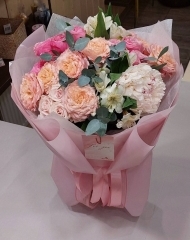 Букет с пионами, розами, альстромерией и эвкалиптом