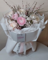 Букет с ранункулюсами, нарциссами, сиренью и генистой