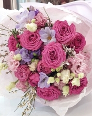 Букет с пионовидными розами,  эустомой,  фрэзией и генистой