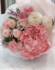 Букет с гортензией,  розами Бомбастик, анемонами, клематисом, гвоздиками
