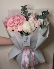 Букет с гортензией, пионами, розами и эвкалиптом