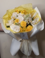 Букет с ирисами, пионовидными розами, нарциссами, сиренью, альстромерией и мимозой