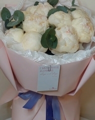 Букет ароматных пионов и эвкалипта