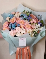 Букет с пионовидными розами разных сортов, хризантемами, клематисом, дельфиниумом,  альстромерией