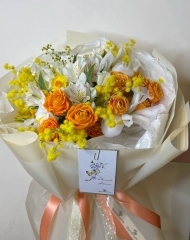 Букет с розами Корал Бабблс, мимозой, альстромерией и ирисами