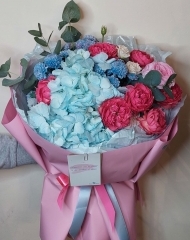 Букет с гортензией, пионовидными розами Джульетта Расберри, хризантемами, ранункулюсами и эвкалиптом