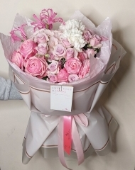 Букет с гортензией, пионовидными розами, гвоздиками, нерине, кустовой розой