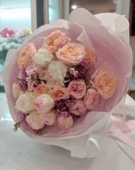 Букет с пионовидными розами Мэнсфилд парк и Джульетта, хамелациумом и гвоздикой