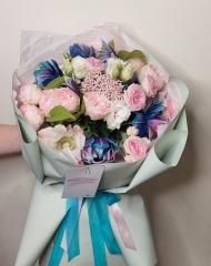 Букет с розами, тюльпанами Баббл Даббл, анемонами, эустомой, клематисом и озотамнусом