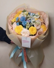 Букет с пионовидными розами, хризантемами и сиренью
