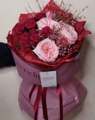 Букет с пионовидными розами Ред Трендсеттер,  Вайт О'Хара и генистой