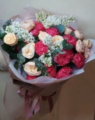 Букет с розами Джульетта Расберри и Джентл Трендсеттер, сиренью и эвкалиптом