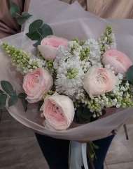 Букет с ранункулюсами и сиренью