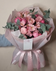 Букет с альстромерией, пионовидными розами и эвкалиптом