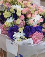 Букет из роз, нарциссов, эустомы