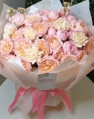 Букет из пионовидных роз и гвоздик