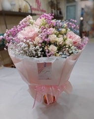 Букет с радужной гипсофилой и розами разных сортов