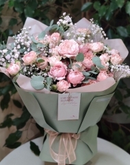 Букет с кустовыми розами Джульетта, гипсофилой и эвкалиптом