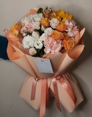 Букет с гвоздиками, розами, подсолнухом и эустомой