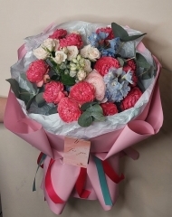 Букет с пионовидными и кустовыми розами, ранункулюсами, дельфиниумом и эвкалиптом