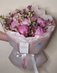 Букет с пионами и хамелациумом