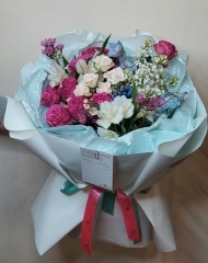 Букет с розами, альстромерией, сиренью, дельфиниумом