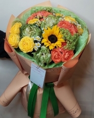Букет с розами Вегги и Луна Трендсеттер, подсолнухом, танацетумом, вибурнумом