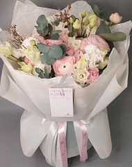 Букет из ранункулюсов, гвоздик, эустомы и эвкалипта