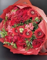 Букет из гербер, роз разных сортов, нерине и фисташки