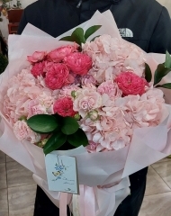 Букет из гортензии и роз разных сортов