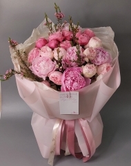 Букет из пионов, садовых роз и хамелациума