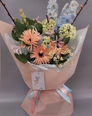 Букет из ромашек, гербер, дельфиниума, клематиса, вибурнума, хризантем, орнитогалума, прунуса