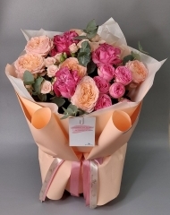 Букет из роз разных сортов и эвкалипта