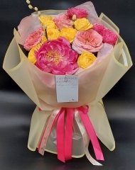 Букет из пионов, кустовых пионовидных роз, веточек вербы