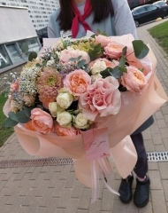 Букет из пионовидных роз, хризантем, гипсофилы, озотамнуса, эвкалипта